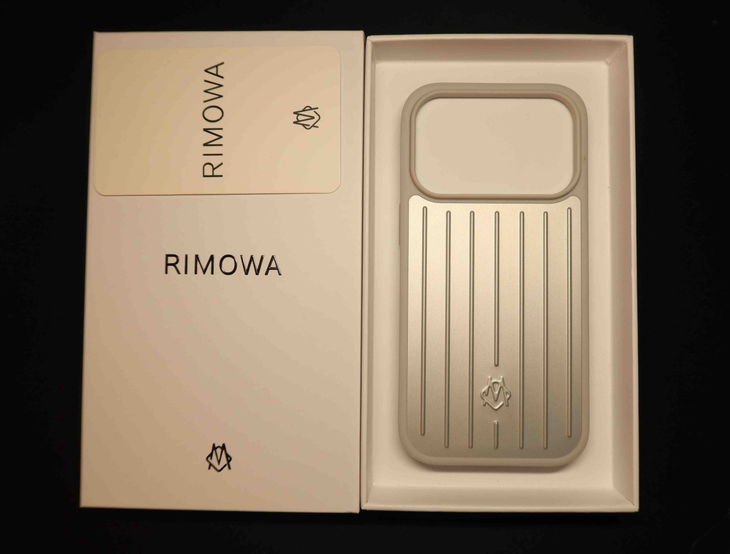 Чехол Rimowa для Apple iPhone 17 Pro Max серебристый купить,7990