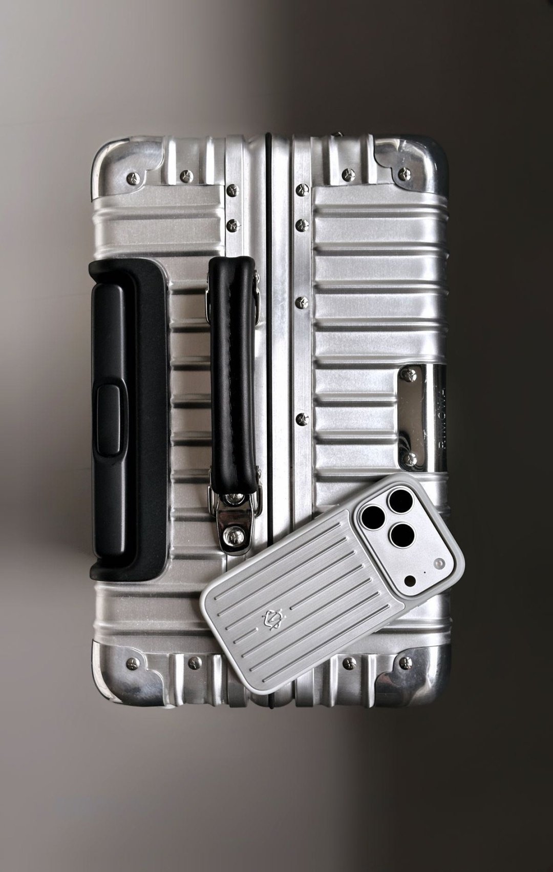 Чехол Rimowa для Apple iPhone 17 Pro серебристый купить,12000