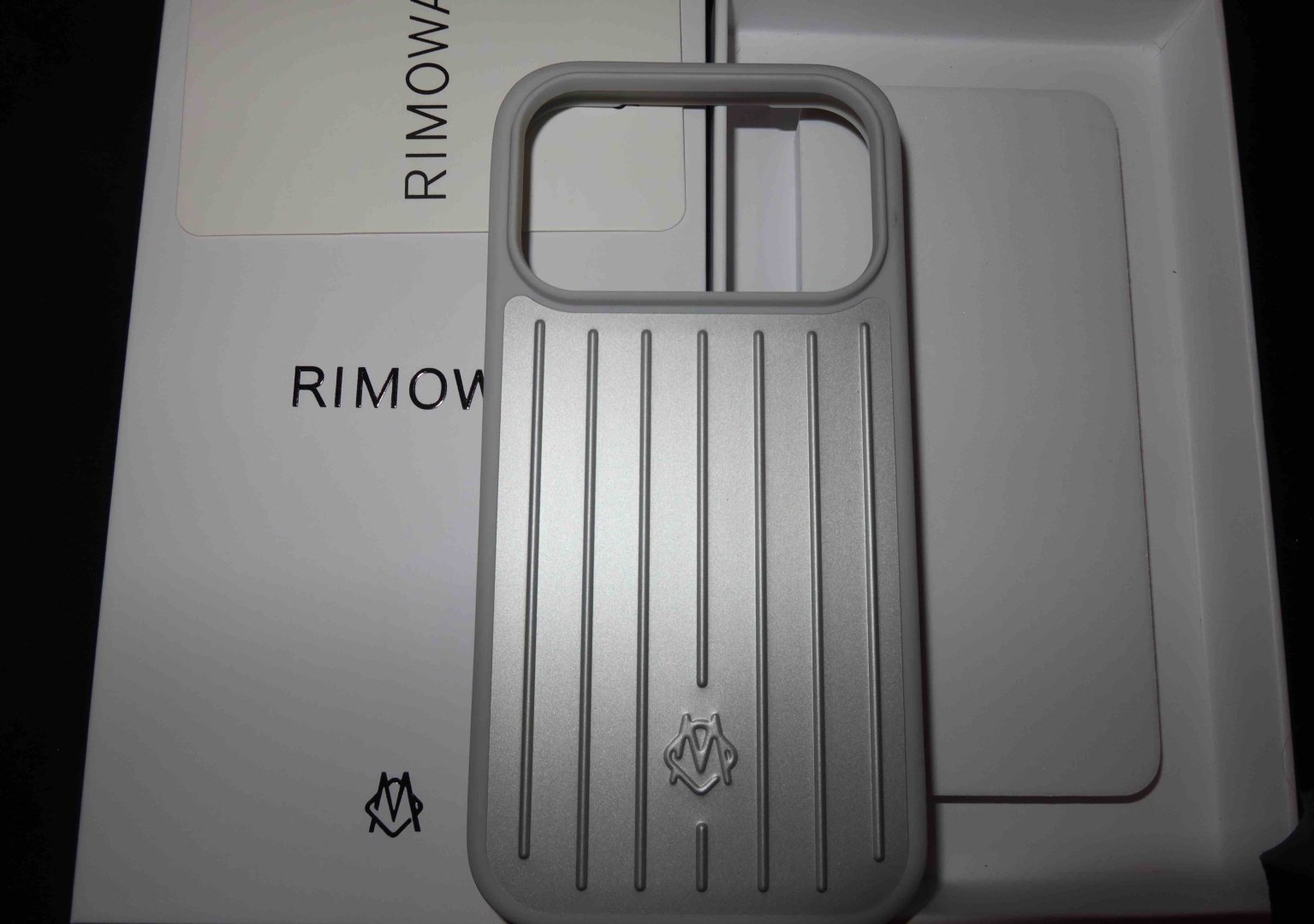 Чехол Rimowa для Apple iPhone 17 Pro серебристый купить,7990