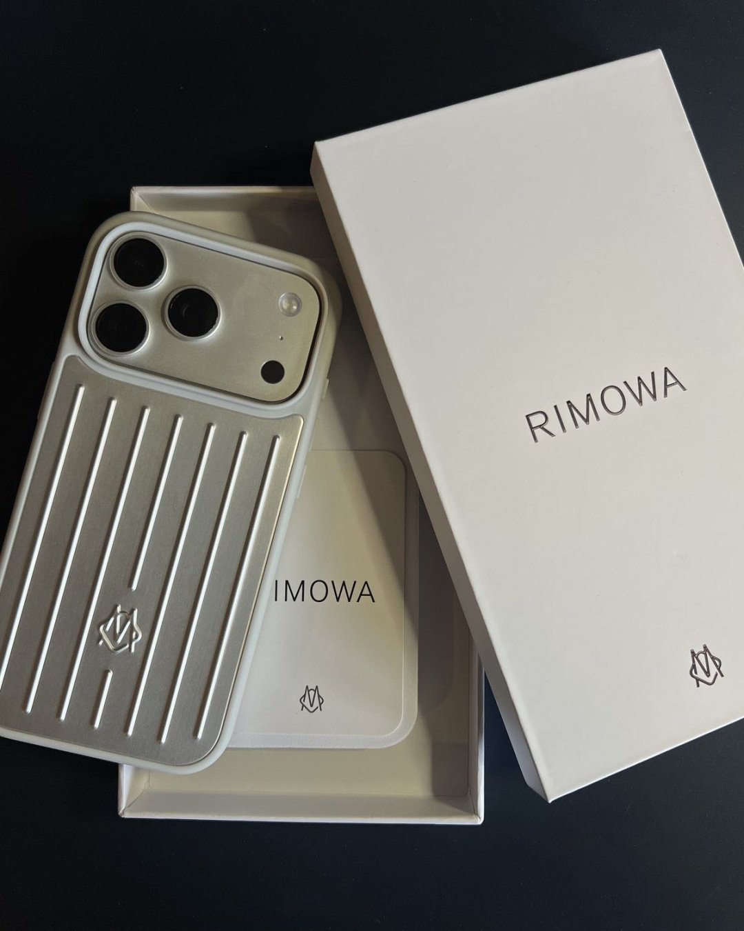 Чехол Rimowa для Apple iPhone 17 Pro серебристый купить,12000