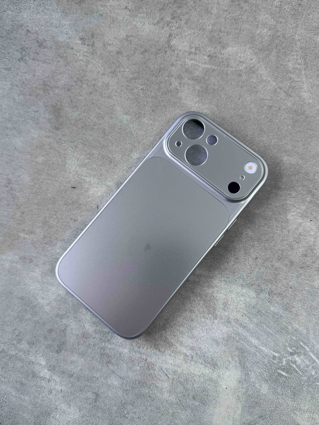 Чехол для Apple iPhone 14 серебристый купить,1299