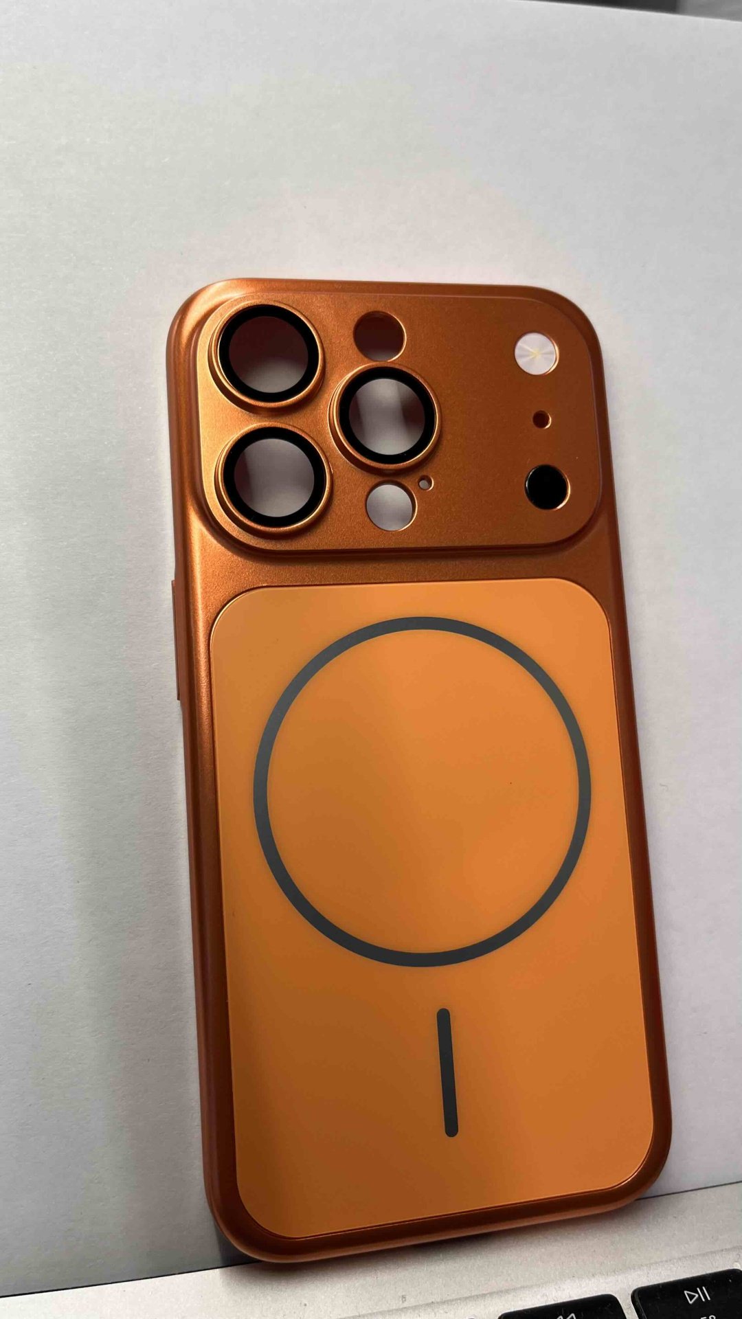 Чехол для Apple iPhone 15 Pro оранжевый купить,1500