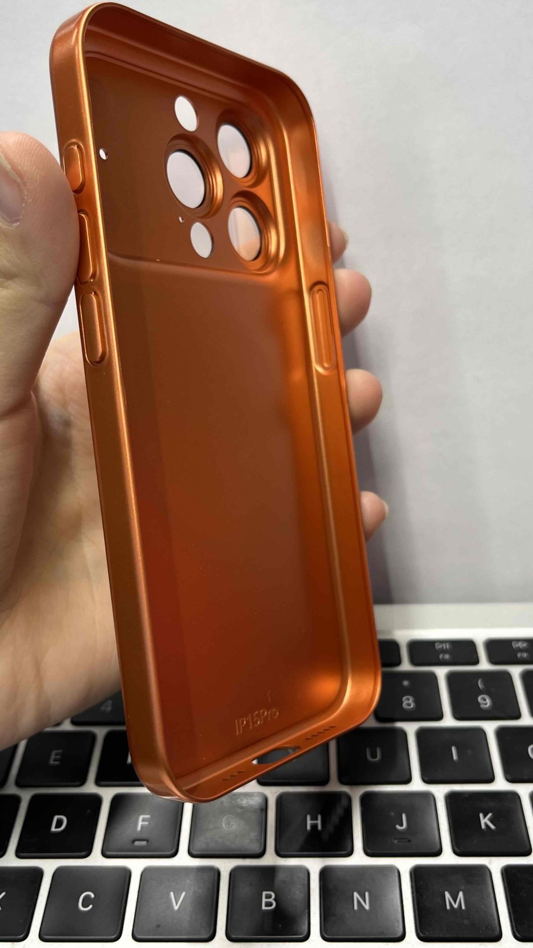 Чехол для Apple iPhone 15 Pro оранжевый купить,1500