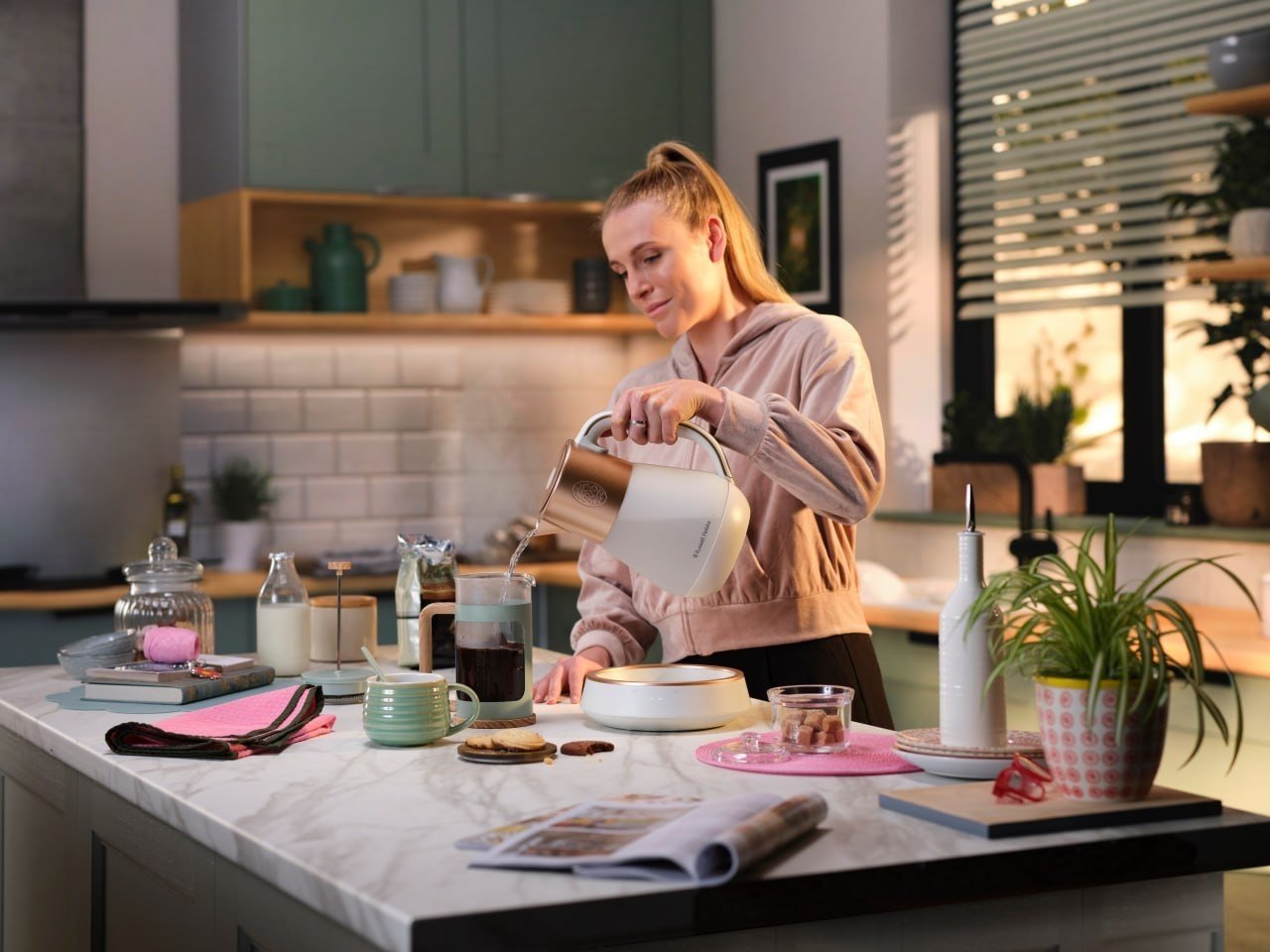 Электрочайник Russell Hobbs 27450-70 белый, медный купить,125178