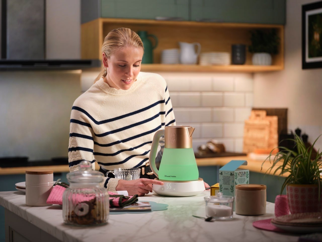 Электрочайник Russell Hobbs 27450-70 белый, медный купить,125178