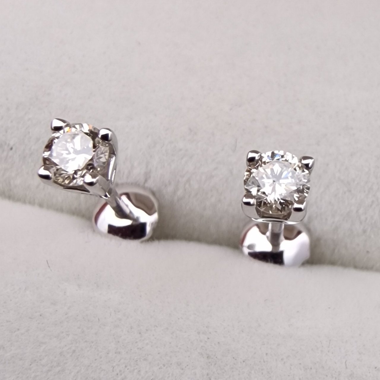 Серьги Deimantas 103745234 1,08гр 0,374ct. купить,NaN