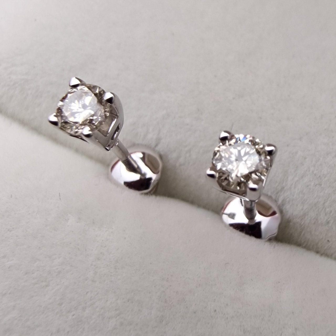 Серьги Deimantas 103745234 1,08гр 0,374ct. купить,NaN