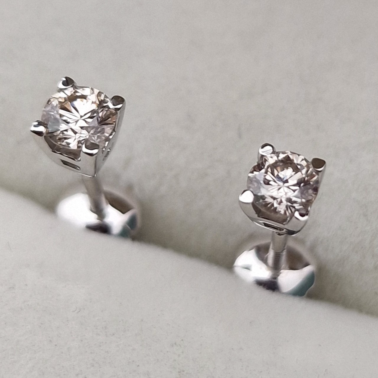 Серьги Deimantas 103745234 1,08гр 0,374ct. купить,NaN
