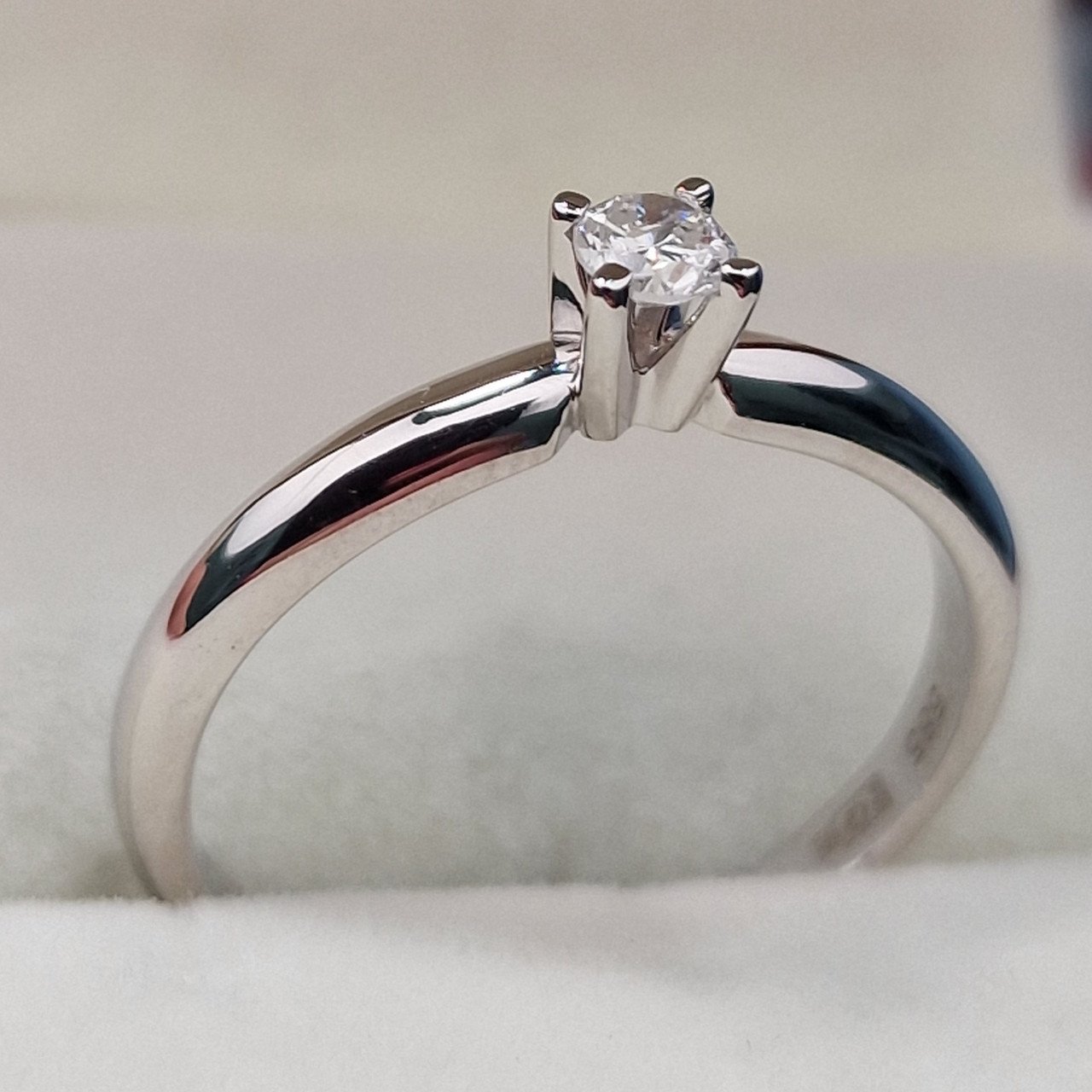 Кольцо Deimantas 105154084 17,5р 2,43гр 0,15ct. купить,NaN