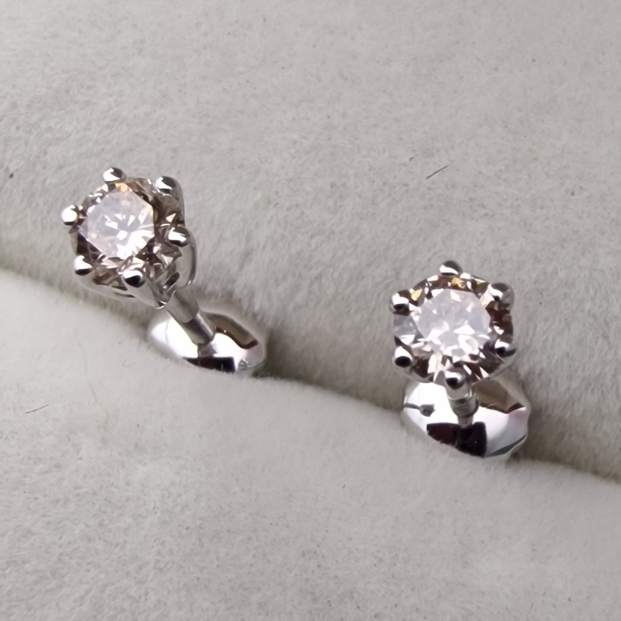 Серьги Deimantas 103745239 0,98гр 0,324ct. купить,NaN