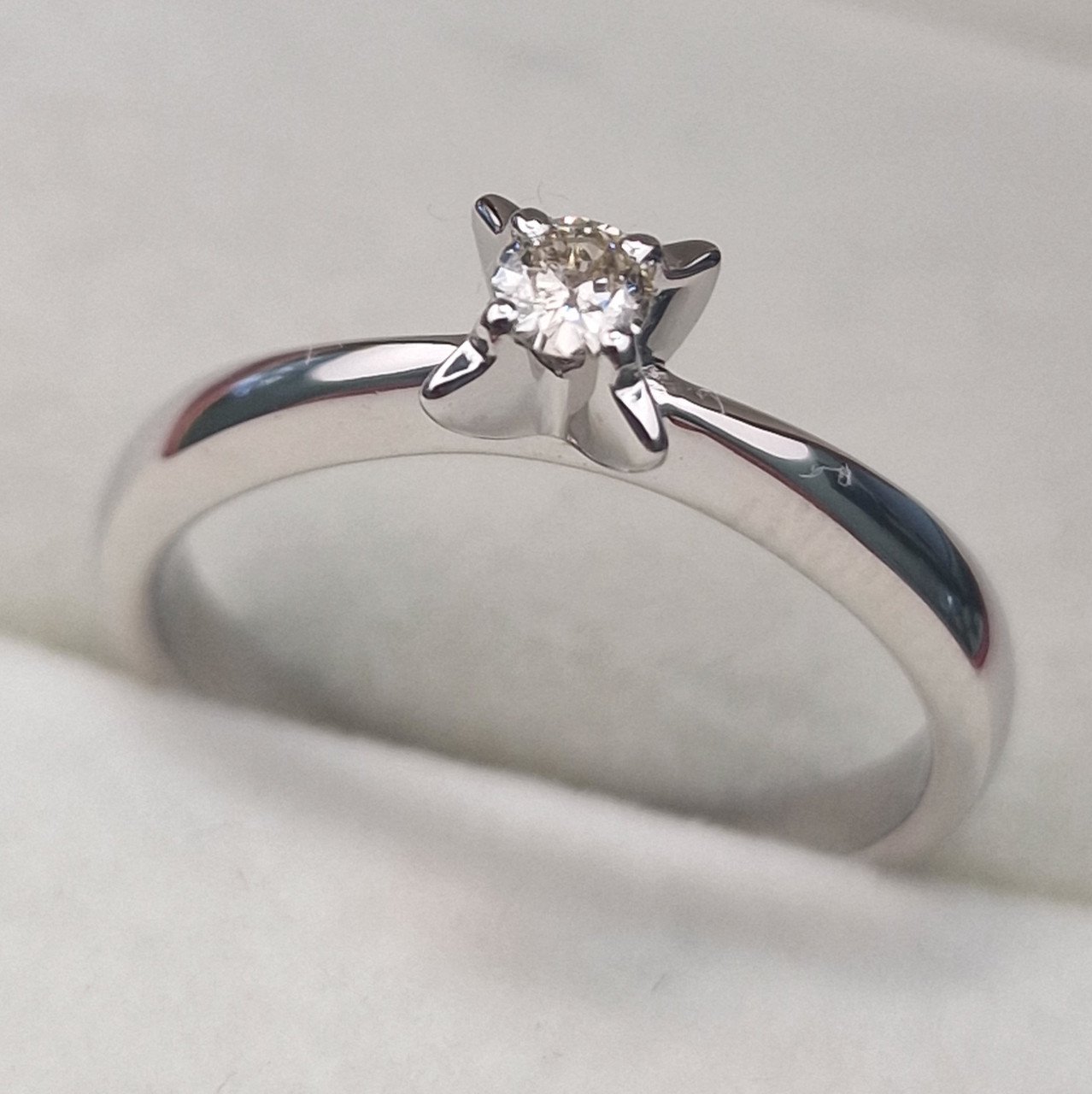 Кольцо Deimantas 104316988 17р 3,02гр 0,095ct. купить,NaN