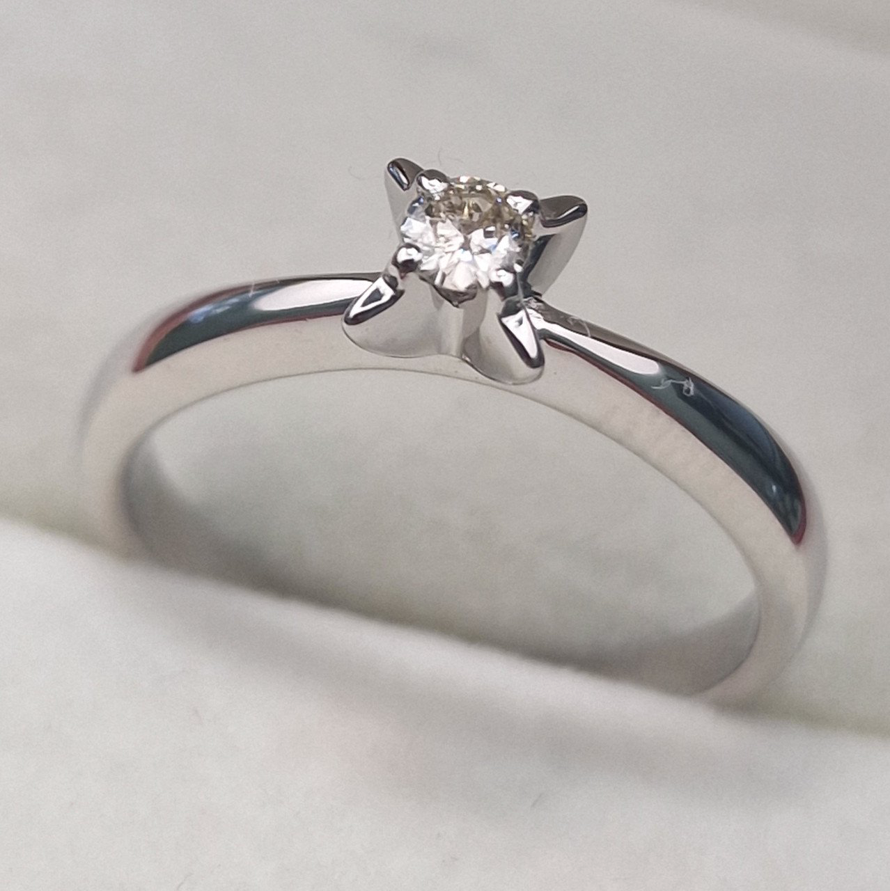 Кольцо Deimantas 104316988 17р 3,02гр 0,095ct. купить,NaN