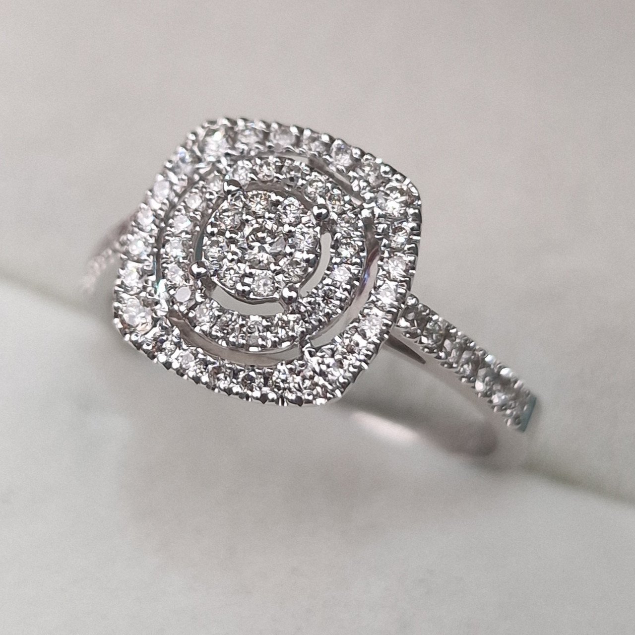 Кольцо Deimantas 104947690 17,5р 2,86гр 0,41ct. купить,NaN