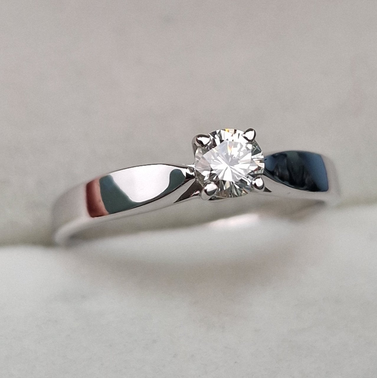 Кольцо Deimantas 104564007 16,5р 1,97гр 0,256ct. купить,NaN