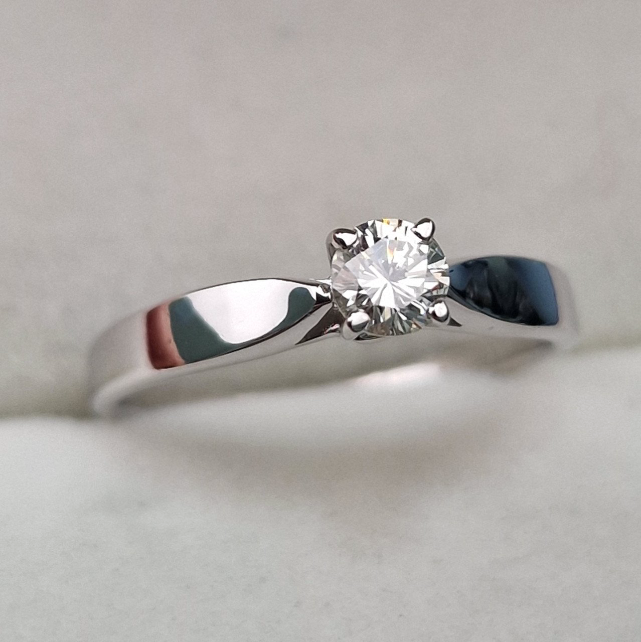 Кольцо Deimantas 104564007 16,5р 1,97гр 0,256ct. купить,NaN