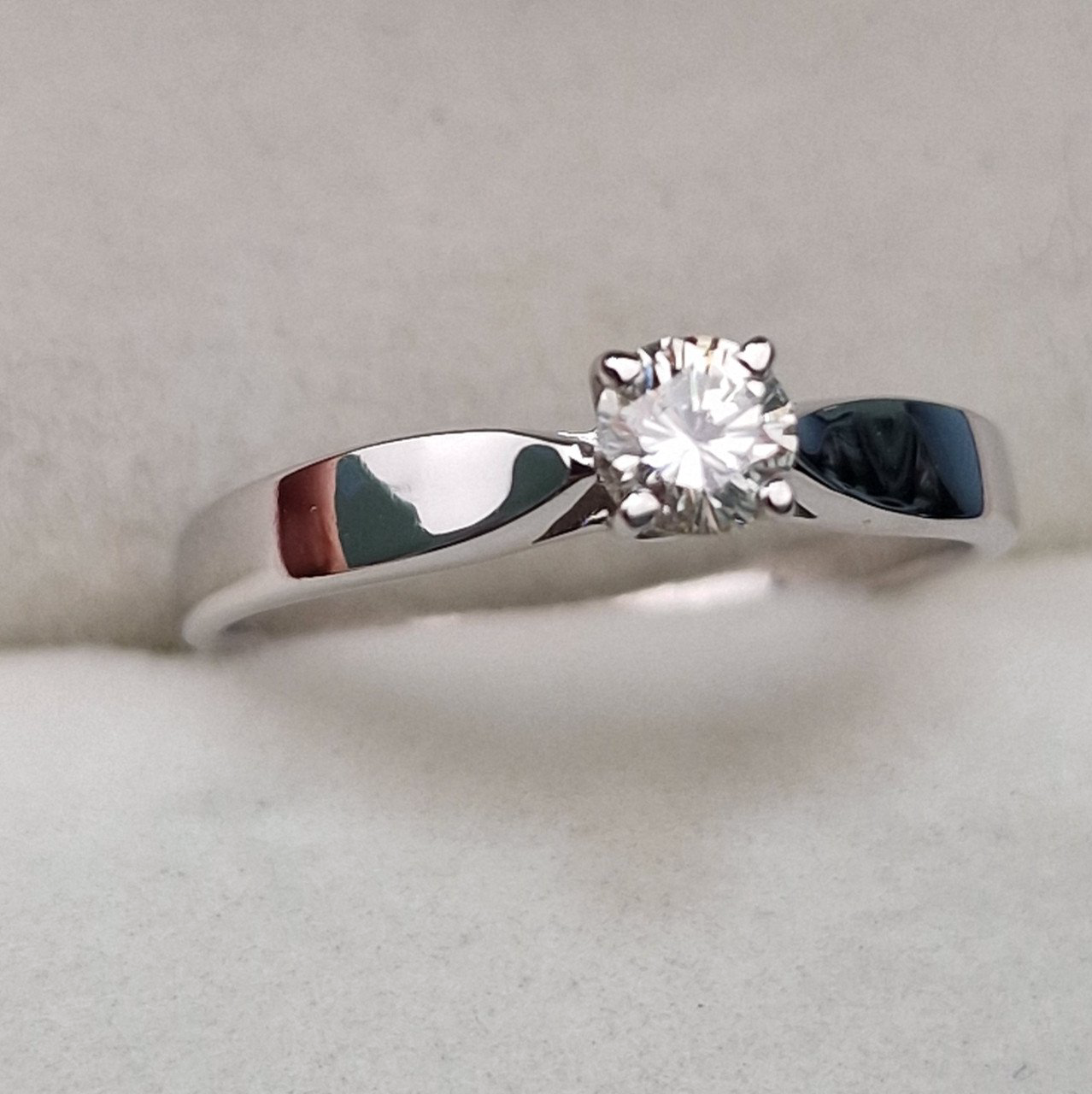 Кольцо Deimantas 104564007 16,5р 1,97гр 0,256ct. купить,NaN