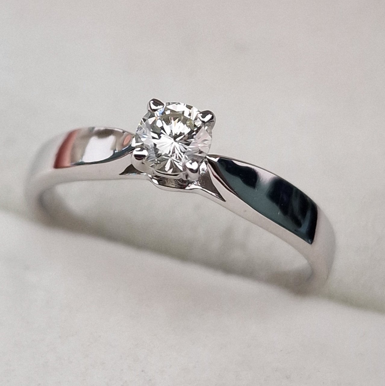 Кольцо Deimantas 104564007 16,5р 1,97гр 0,256ct. купить,NaN