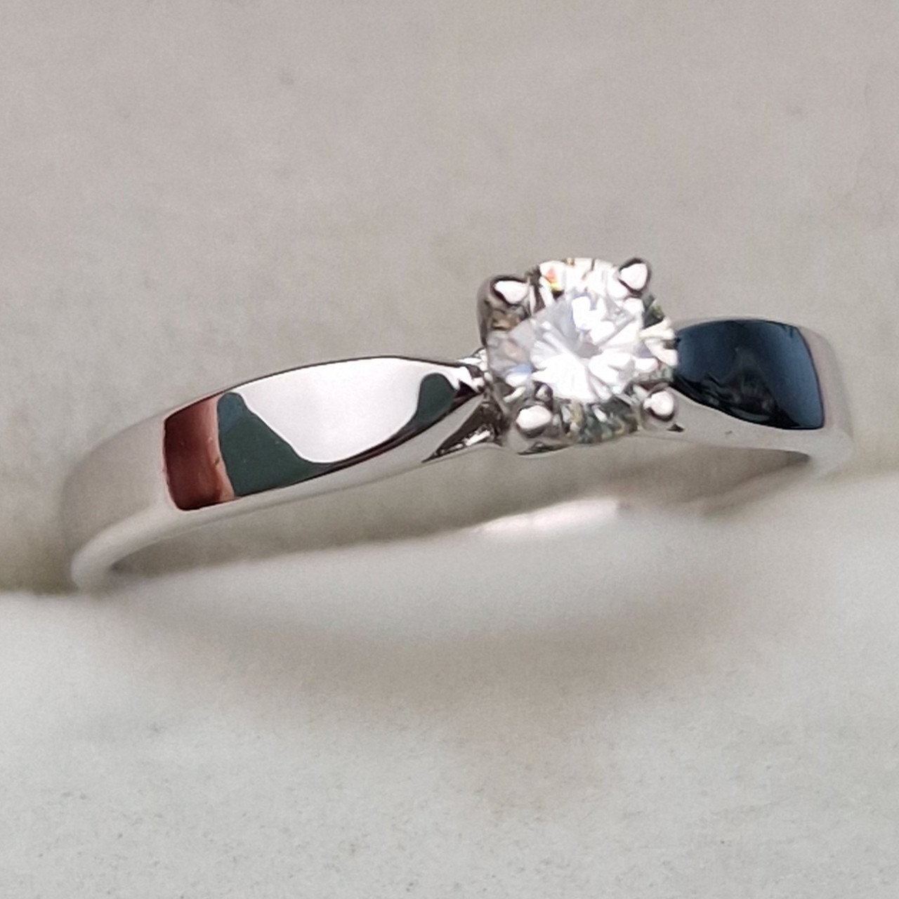 Кольцо Deimantas 104564007 16,5р 1,97гр 0,256ct. купить,NaN