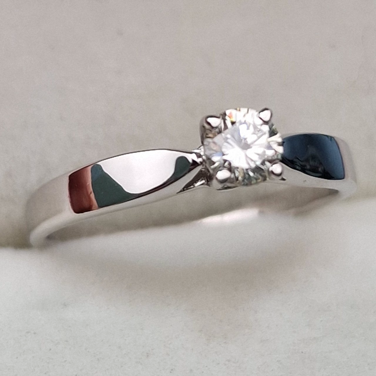 Кольцо Deimantas 104564007 16,5р 1,97гр 0,256ct. купить,NaN
