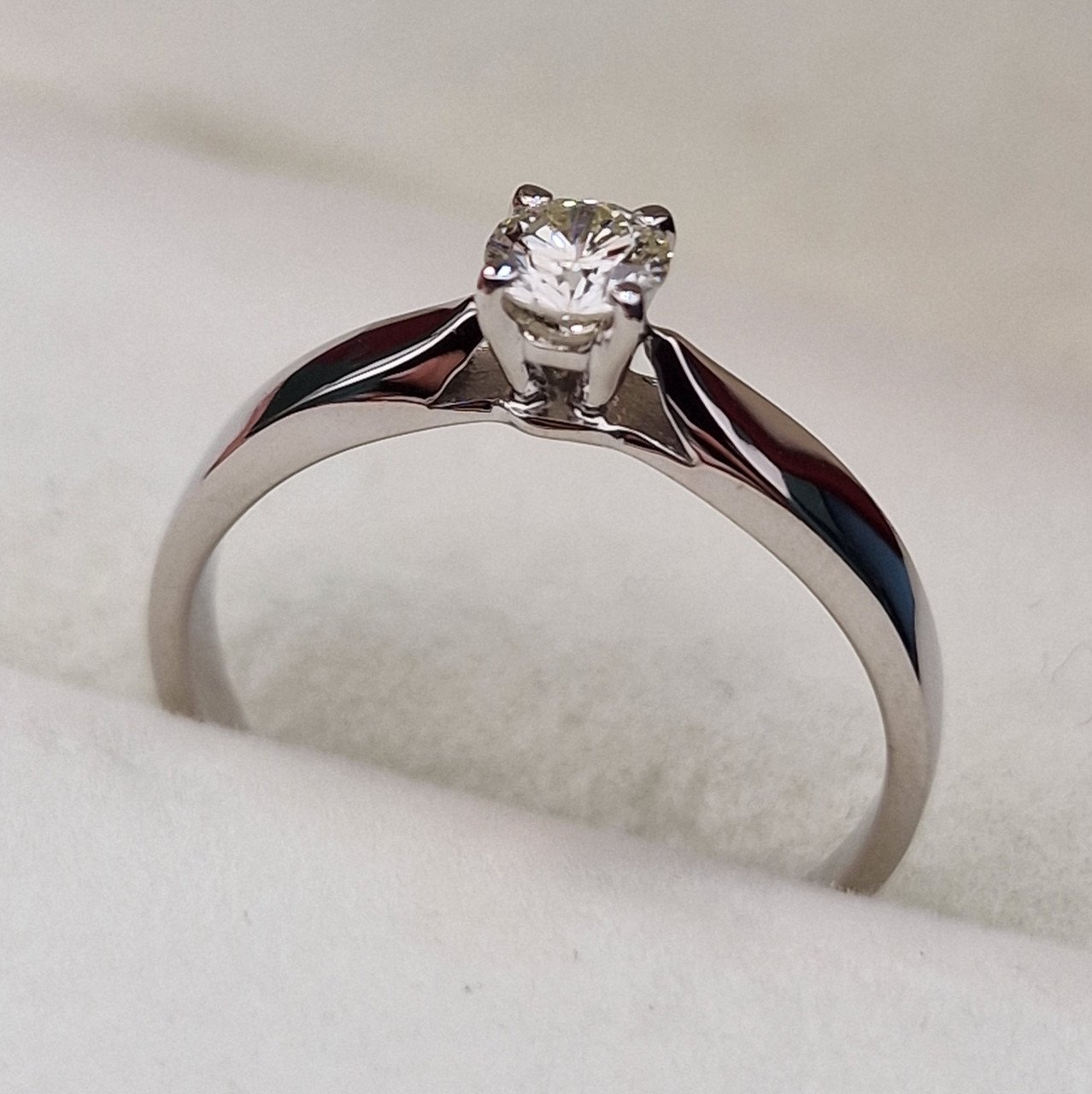 Кольцо Deimantas 104564007 16,5р 1,97гр 0,256ct. купить,NaN