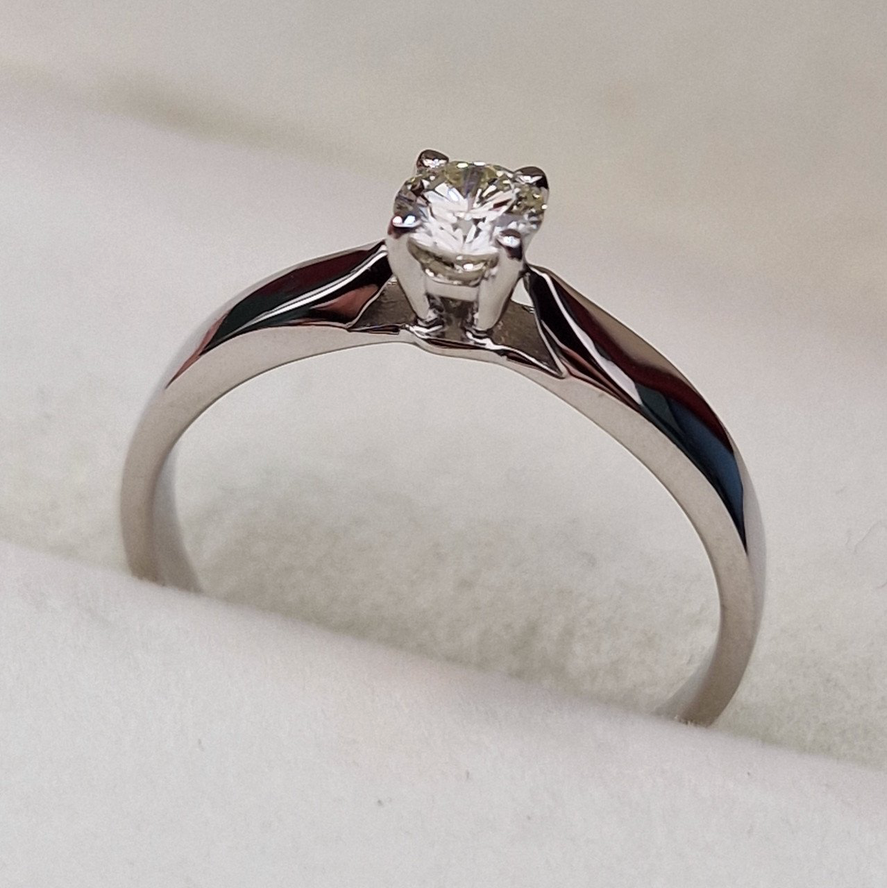 Кольцо Deimantas 104564007 16,5р 1,97гр 0,256ct. купить,NaN
