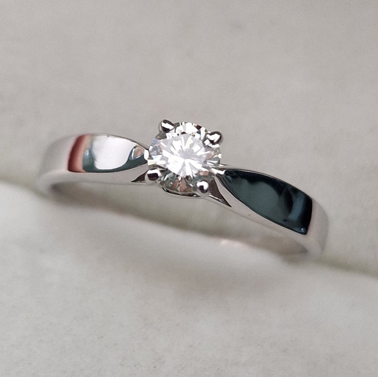 Кольцо Deimantas 104564007 16,5р 1,97гр 0,256ct. купить,NaN