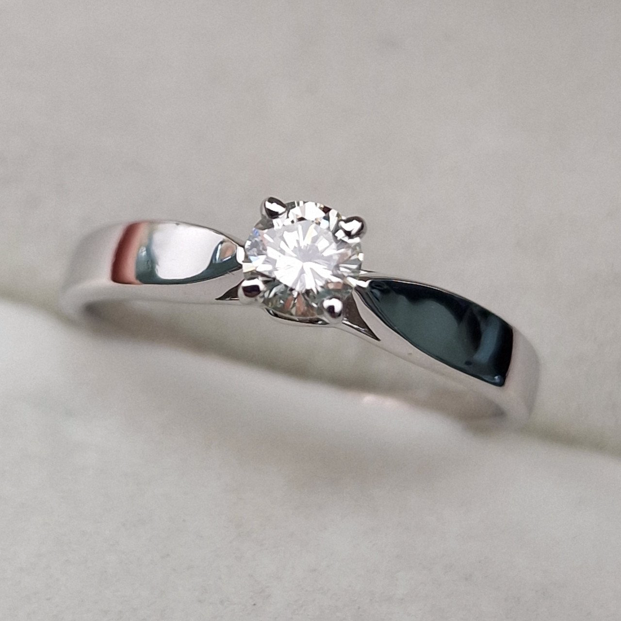 Кольцо Deimantas 104564007 16,5р 1,97гр 0,256ct. купить,NaN