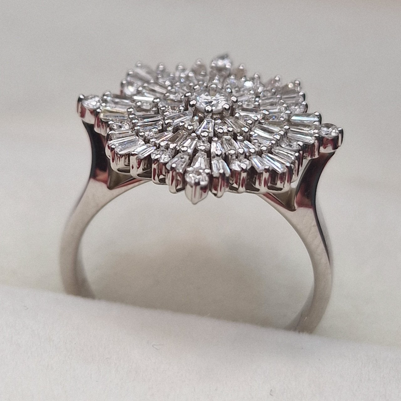 Кольцо Deimantas 105021739 17р 5,4гр 0,97ct. купить,NaN