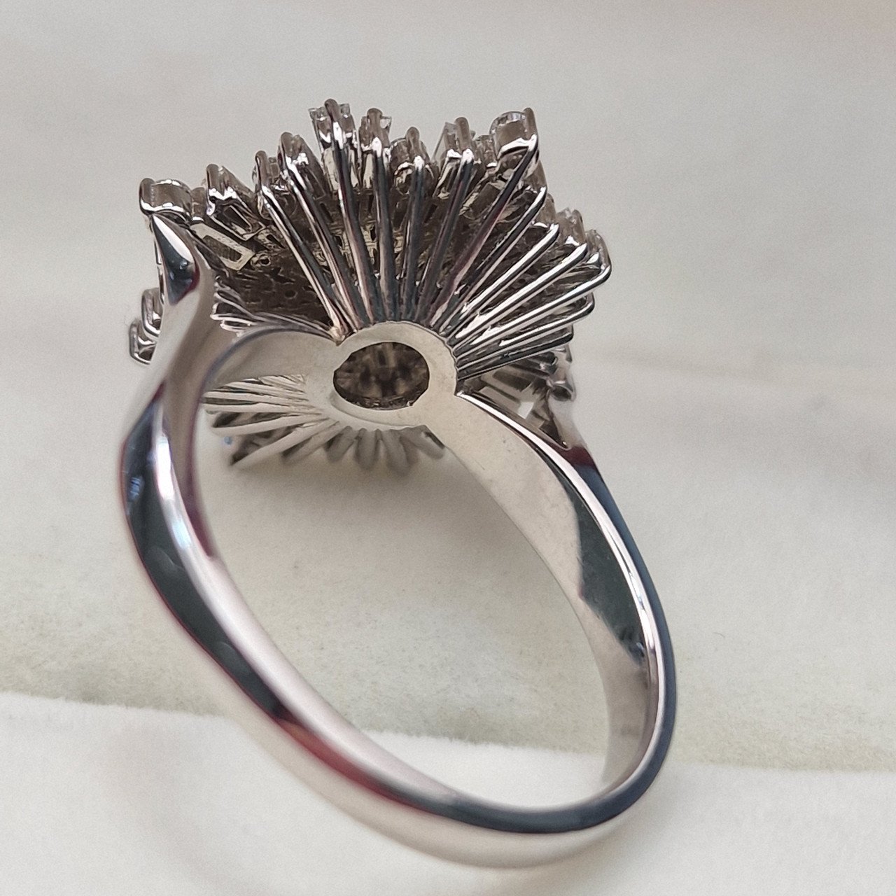 Кольцо Deimantas 105021739 17р 5,4гр 0,97ct. купить,NaN