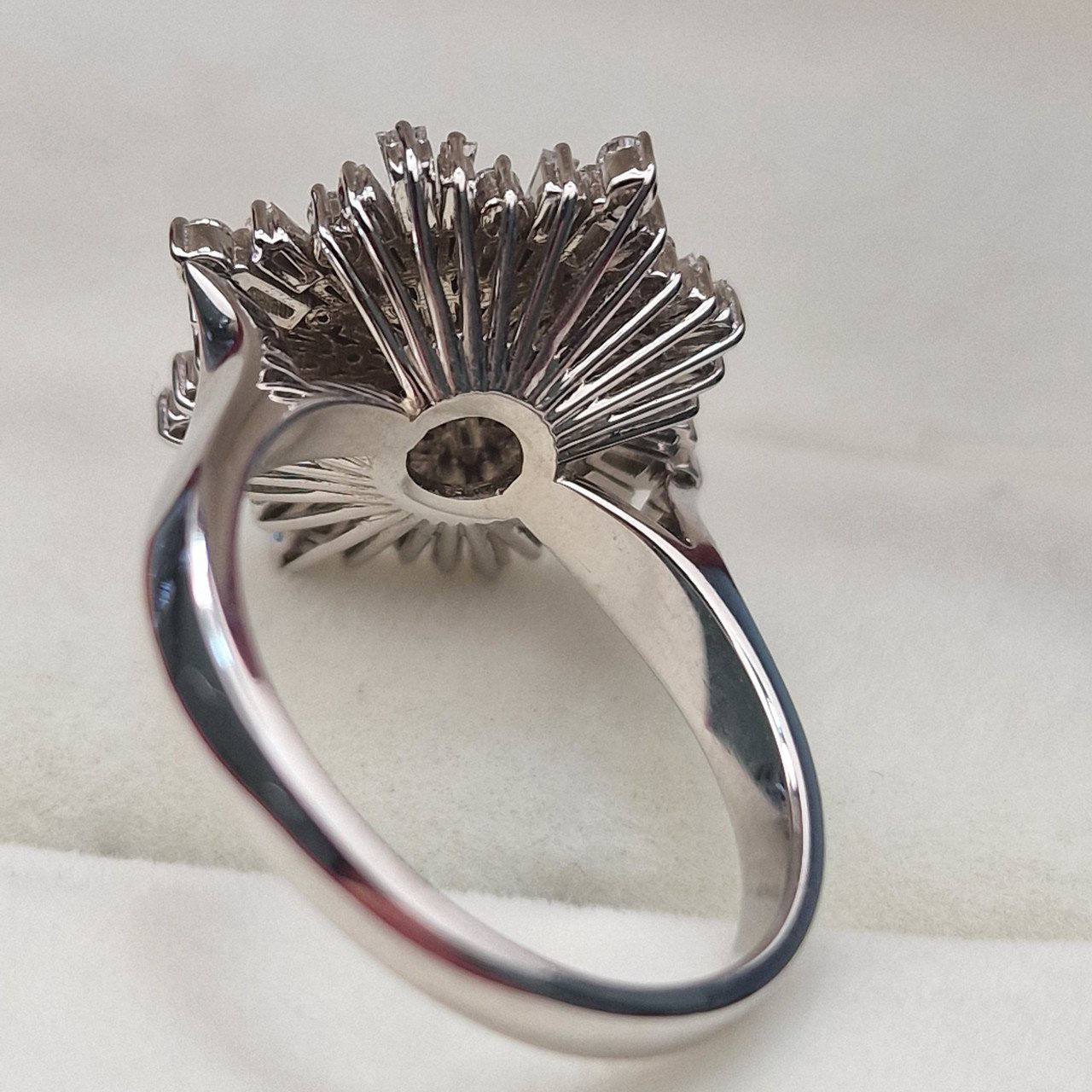 Кольцо Deimantas 105021739 17р 5,4гр 0,97ct. купить,NaN