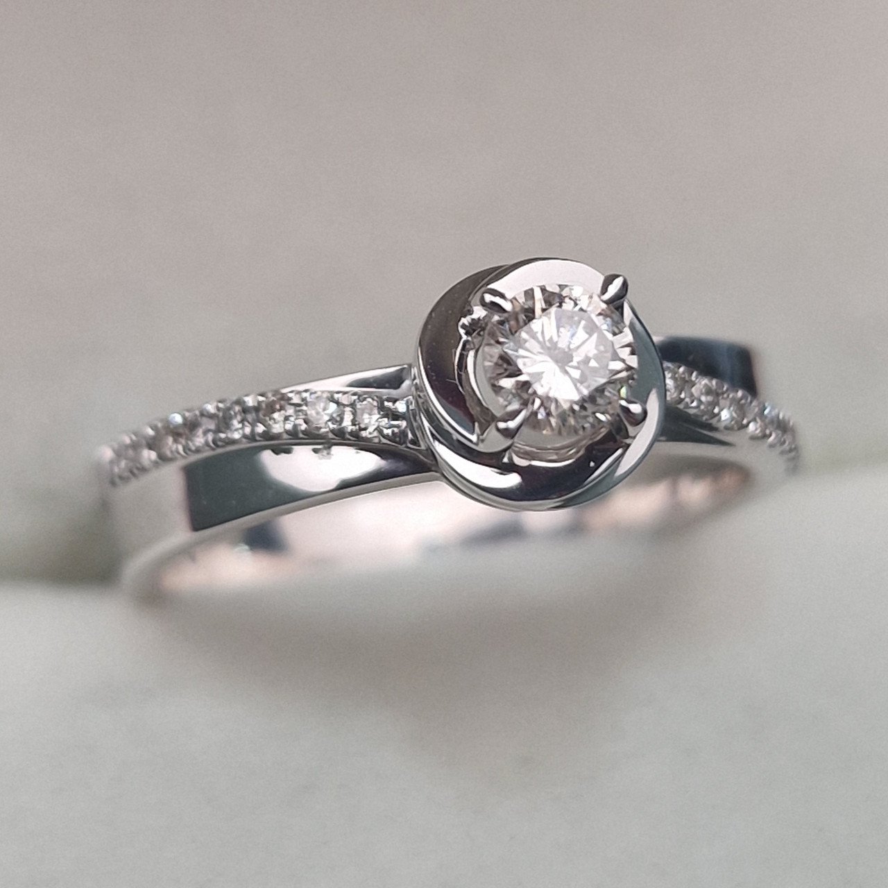 Кольцо Deimantas 104832560 17,5р 3,67гр 0,31ct. купить,NaN