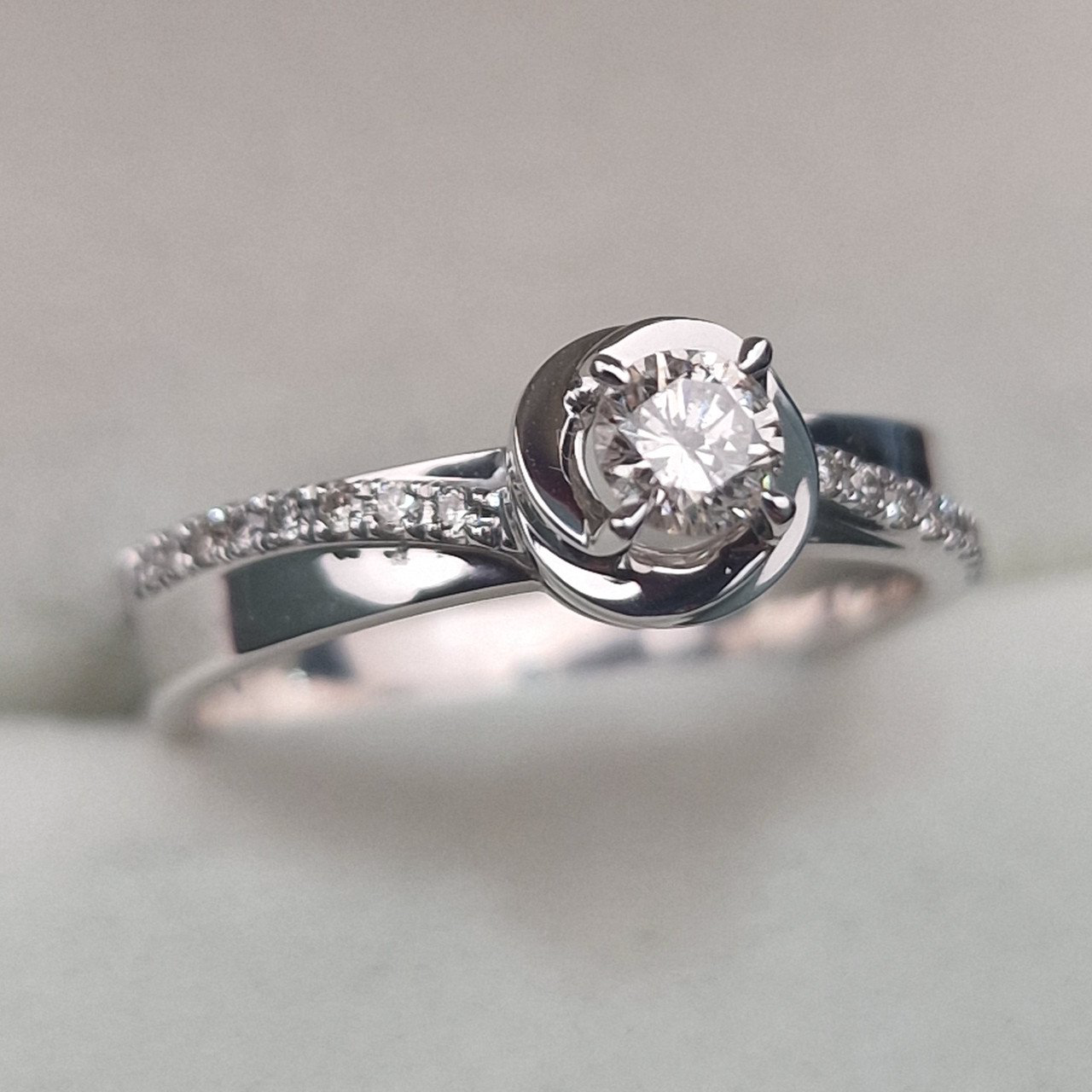 Кольцо Deimantas 104832560 17,5р 3,67гр 0,31ct. купить,NaN