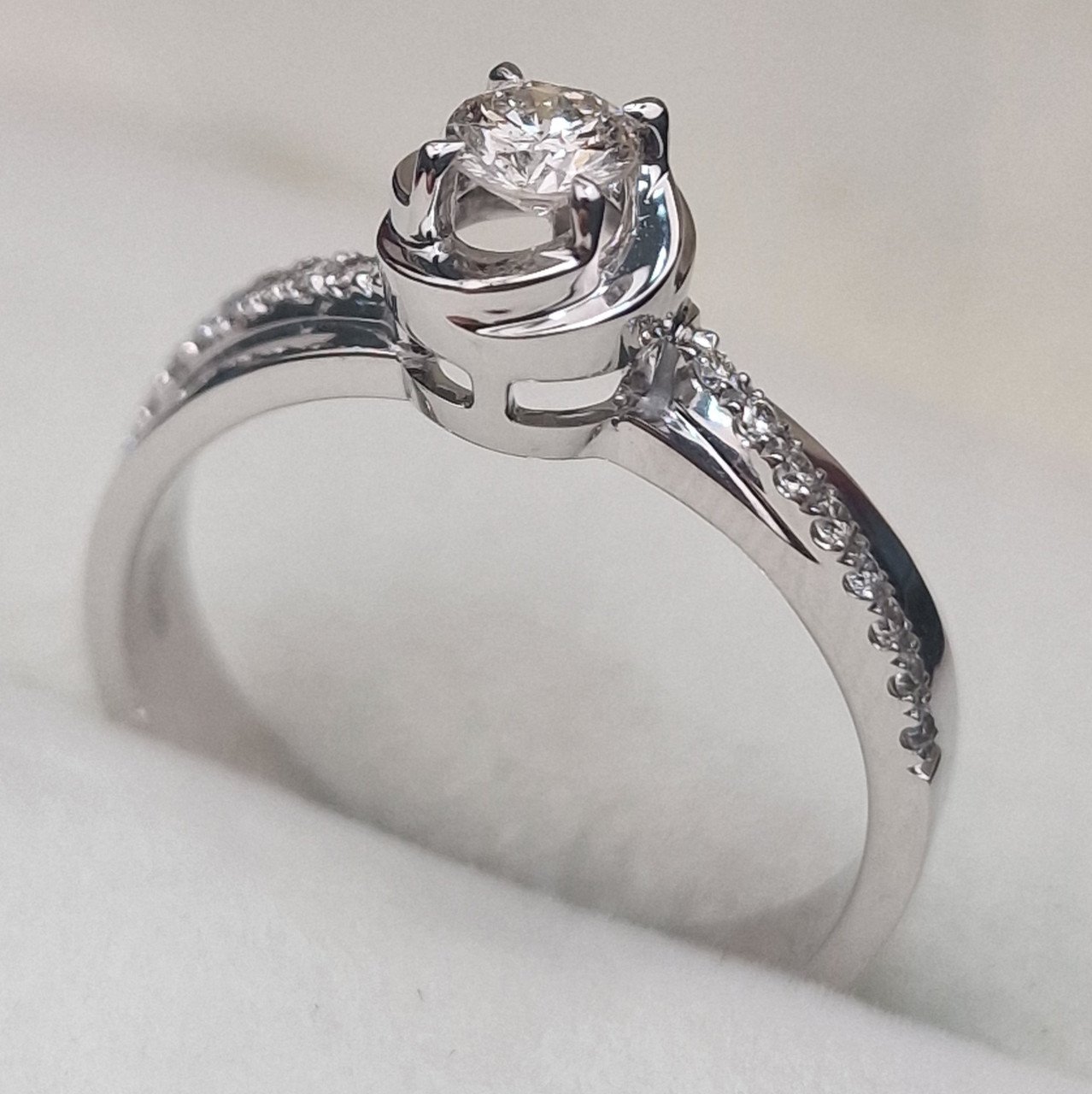 Кольцо Deimantas 104832560 17,5р 3,67гр 0,31ct. купить,NaN