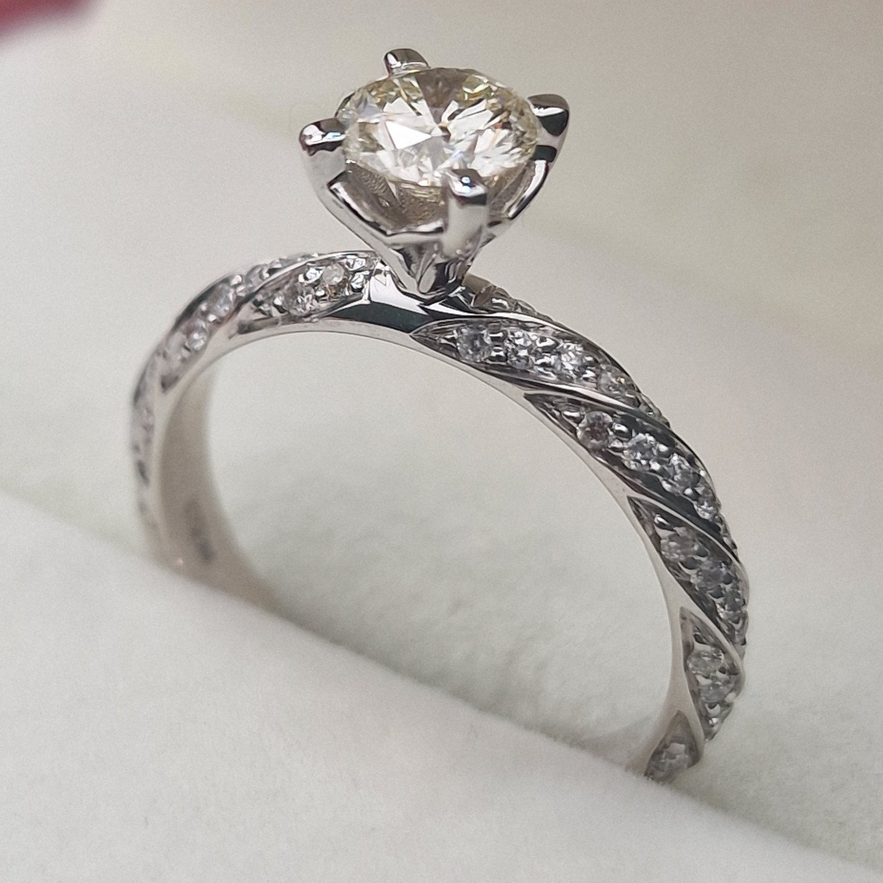Кольцо Deimantas 104832687 17р 3,94гр 0,88ct. купить,NaN
