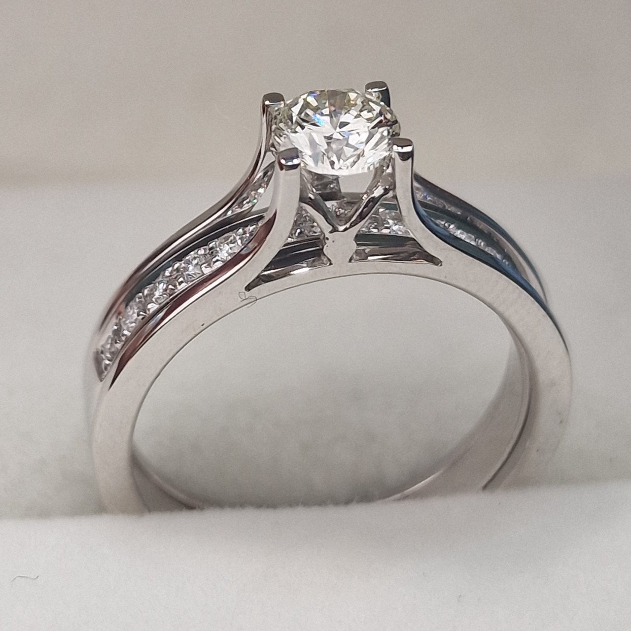 Кольцо Deimantas 104840622 16,5р 5,39гр 0,64ct. купить,NaN