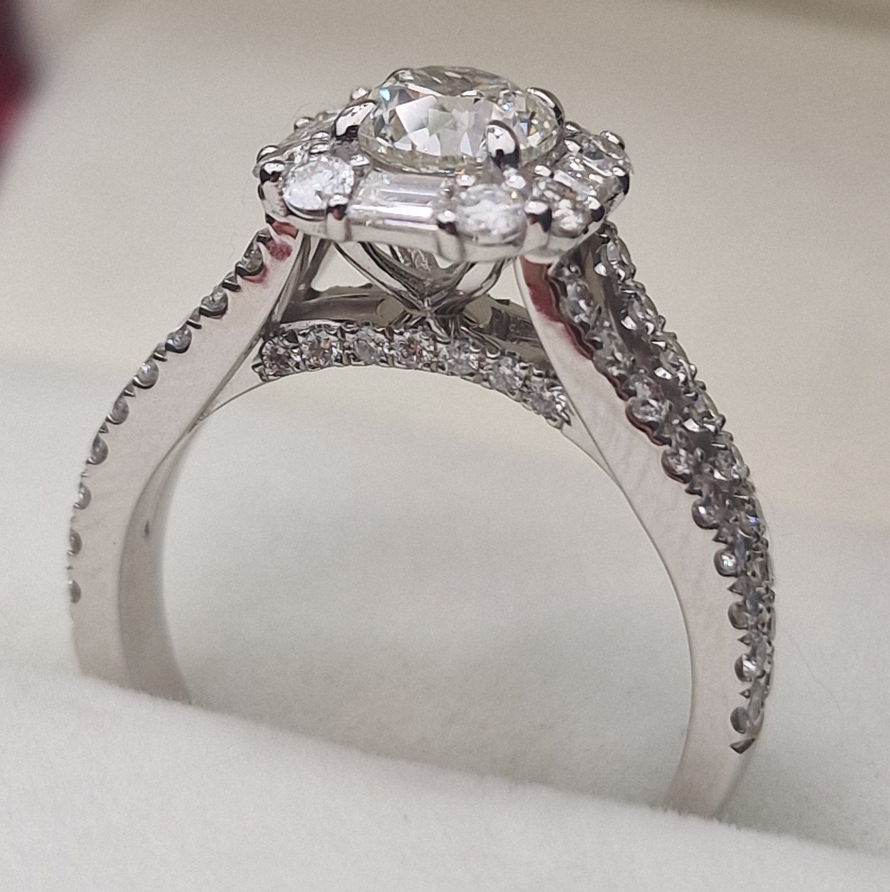 Кольцо Deimantas 104840646 18р 6,25гр 2,29ct. купить,NaN