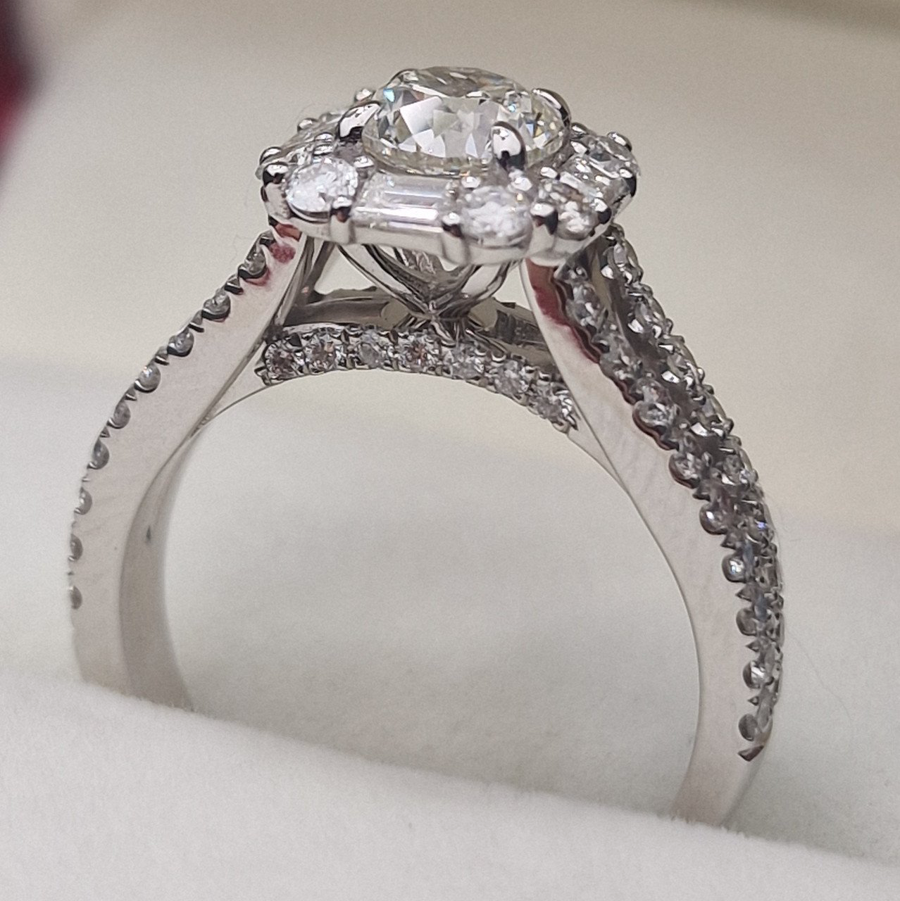 Кольцо Deimantas 104840646 18р 6,25гр 2,29ct. купить,NaN