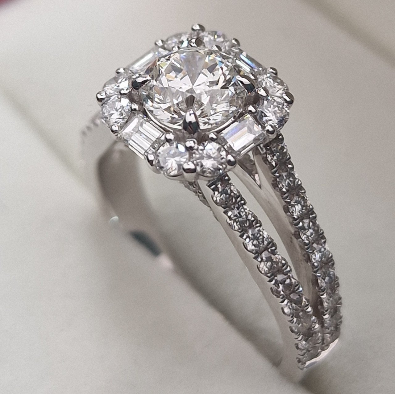 Кольцо Deimantas 104840646 18р 6,25гр 2,29ct. купить,NaN
