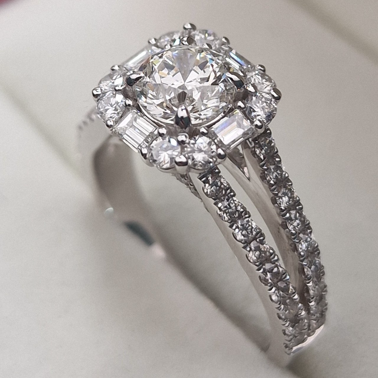 Кольцо Deimantas 104840646 18р 6,25гр 2,29ct. купить,NaN
