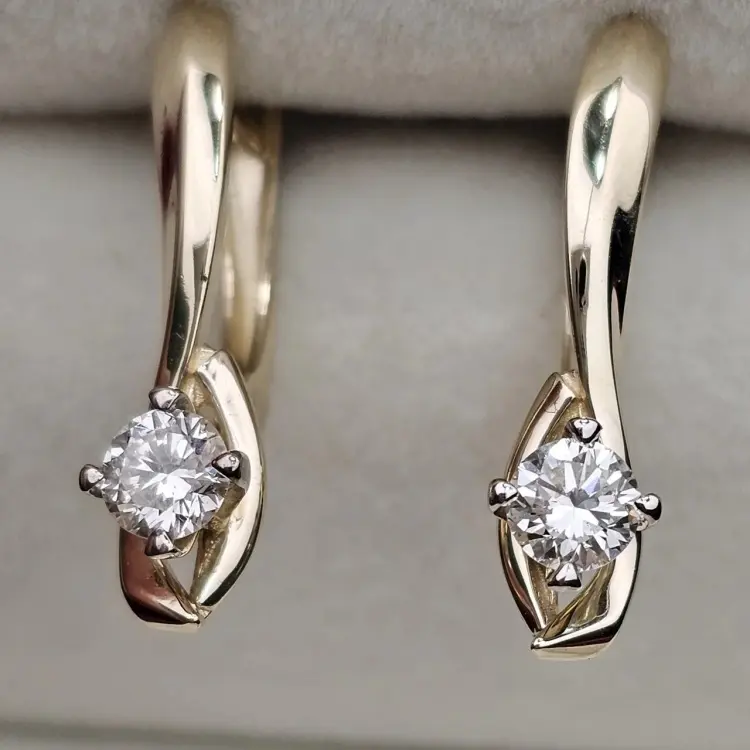 Серьги Deimantas 116306111 вес 2.37 г золото, бриллиант купить,NaN