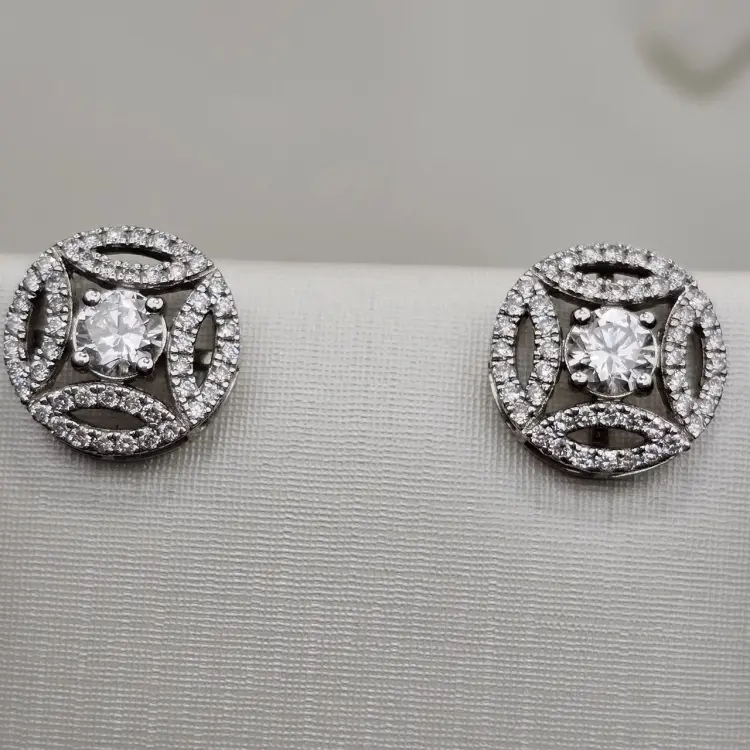 Серьги Deimantas 121712222 вес 3.17 г золото, бриллиант выращенный купить,NaN
