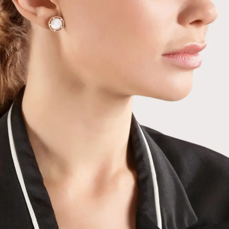 Пусеты Damiani 20080439 вес 6.3 г золото, бриллиант, перламутр купить,2164000