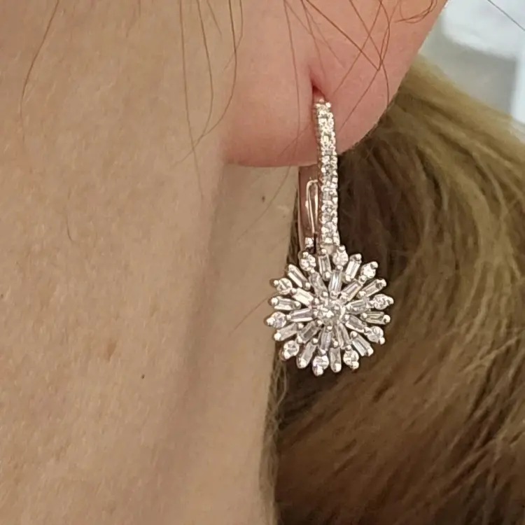 Серьги Deimantas 117308103 вес 4.04 г золото, бриллиант купить,NaN