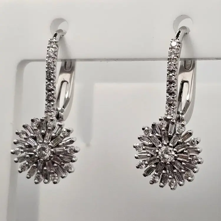 Серьги Deimantas 117308103 вес 4.04 г золото, бриллиант купить,NaN
