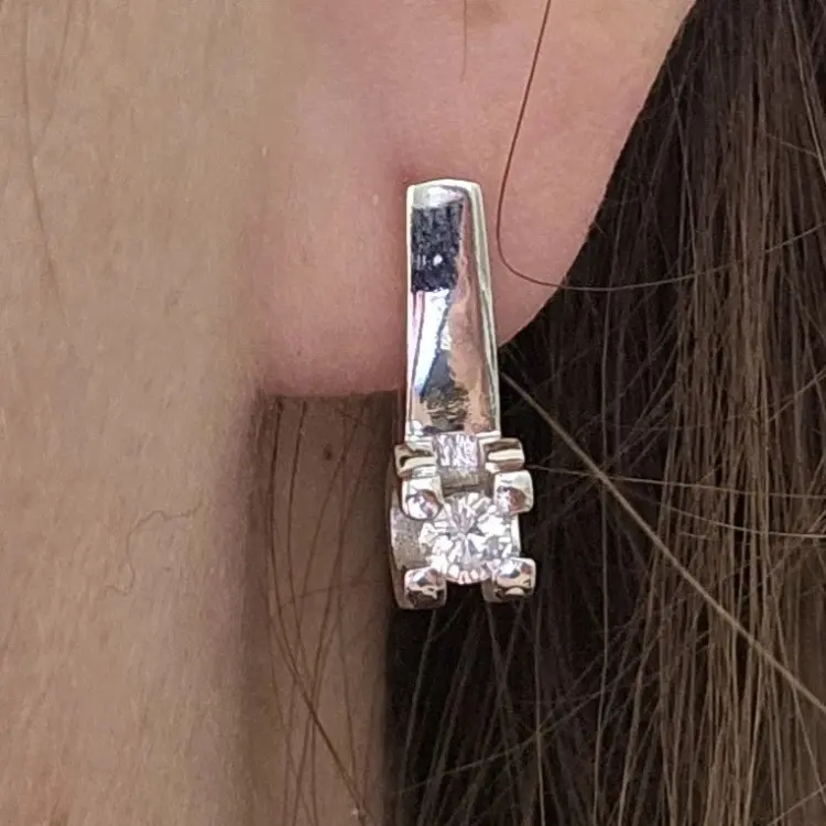 Серьги Deimantas 119986620 вес 3.96 г золото, бриллиант купить,NaN