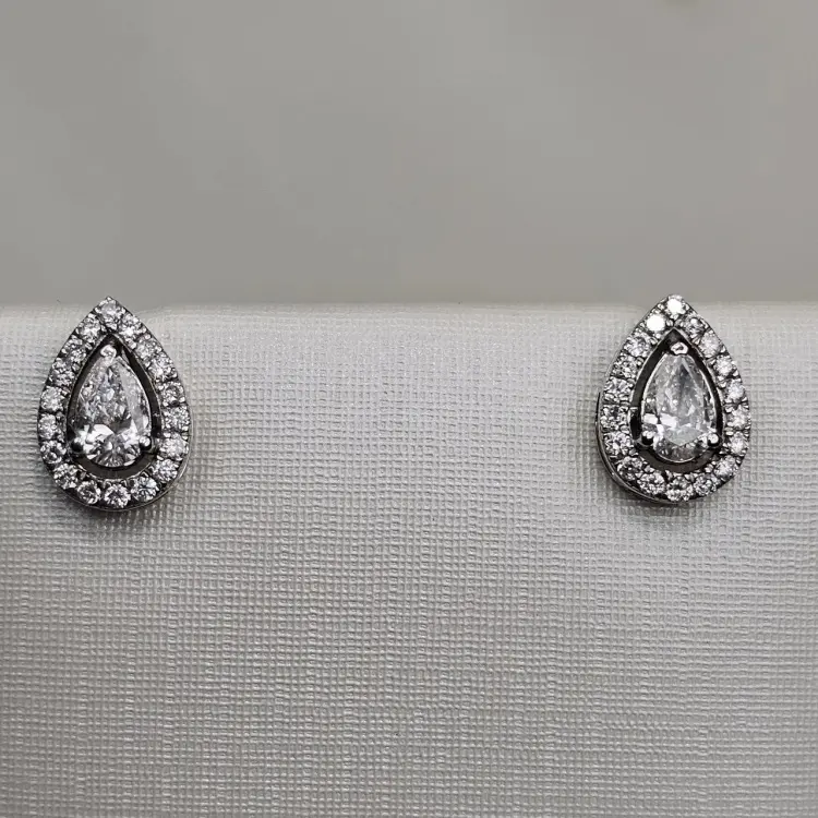 Серьги Deimantas 122544613 вес 1.72 г золото, бриллиант выращенный купить,NaN