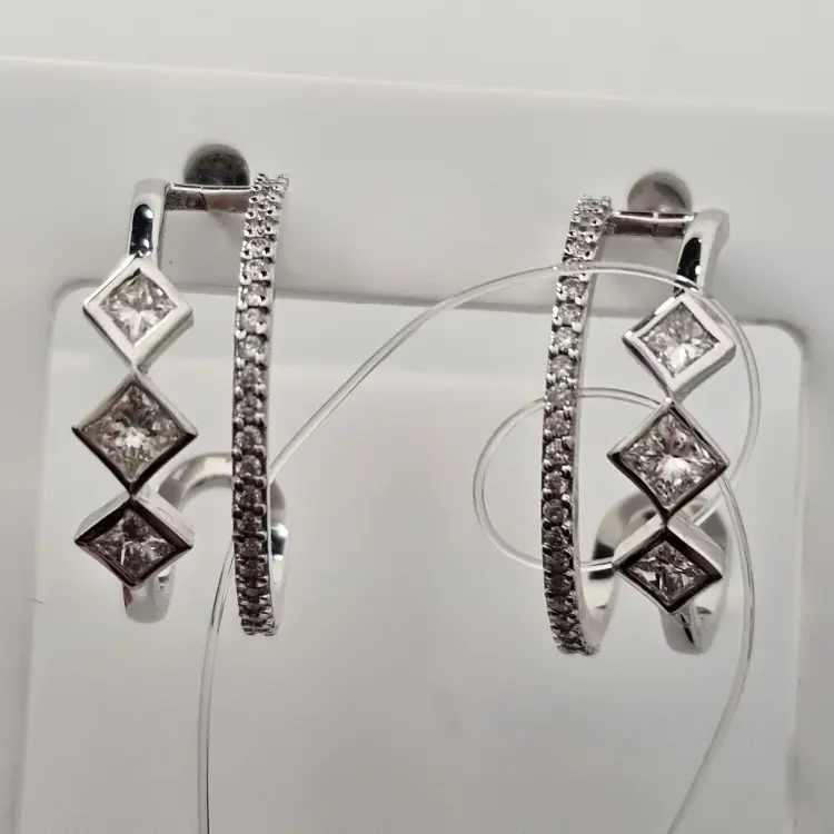 Серьги Deimantas 117308040 вес 5.73 г золото, бриллиант купить,NaN