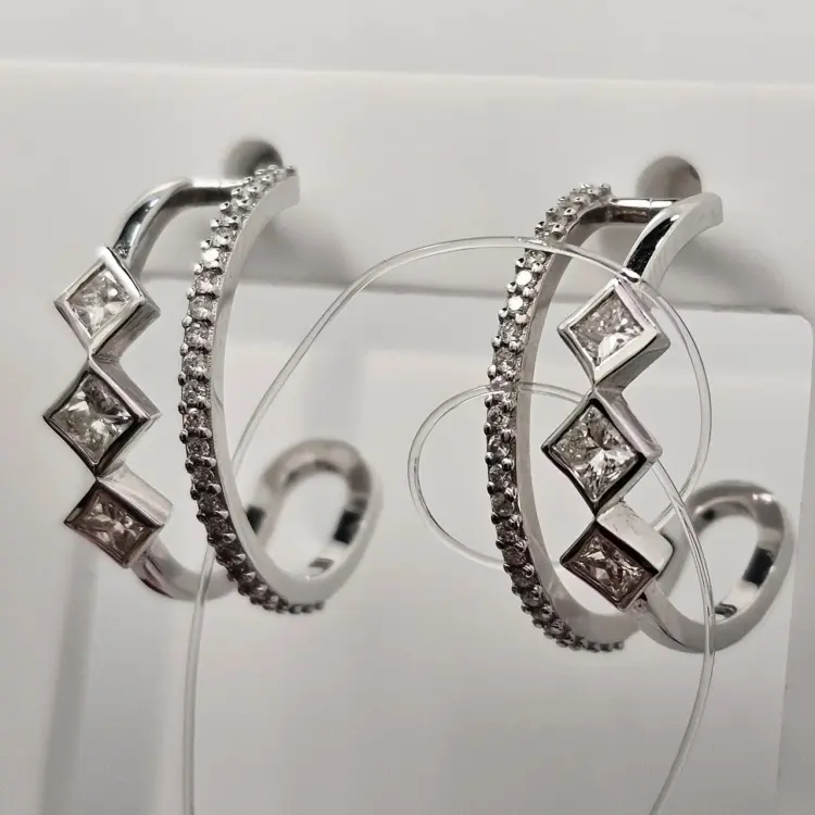 Серьги Deimantas 117308040 вес 5.73 г золото, бриллиант купить,NaN