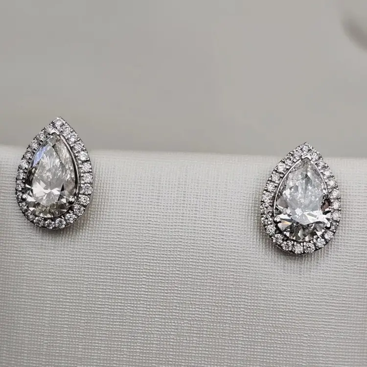 Серьги Deimantas 121712220 вес 2.6 г золото, бриллиант выращенный купить,NaN