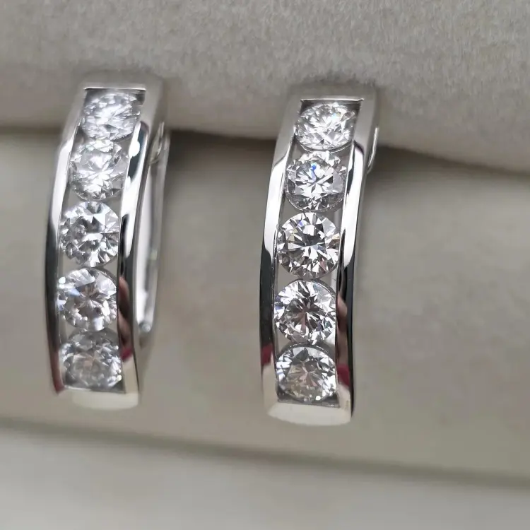 Серьги Deimantas 122634812 вес 4.6 г золото, бриллиант выращенный купить,NaN